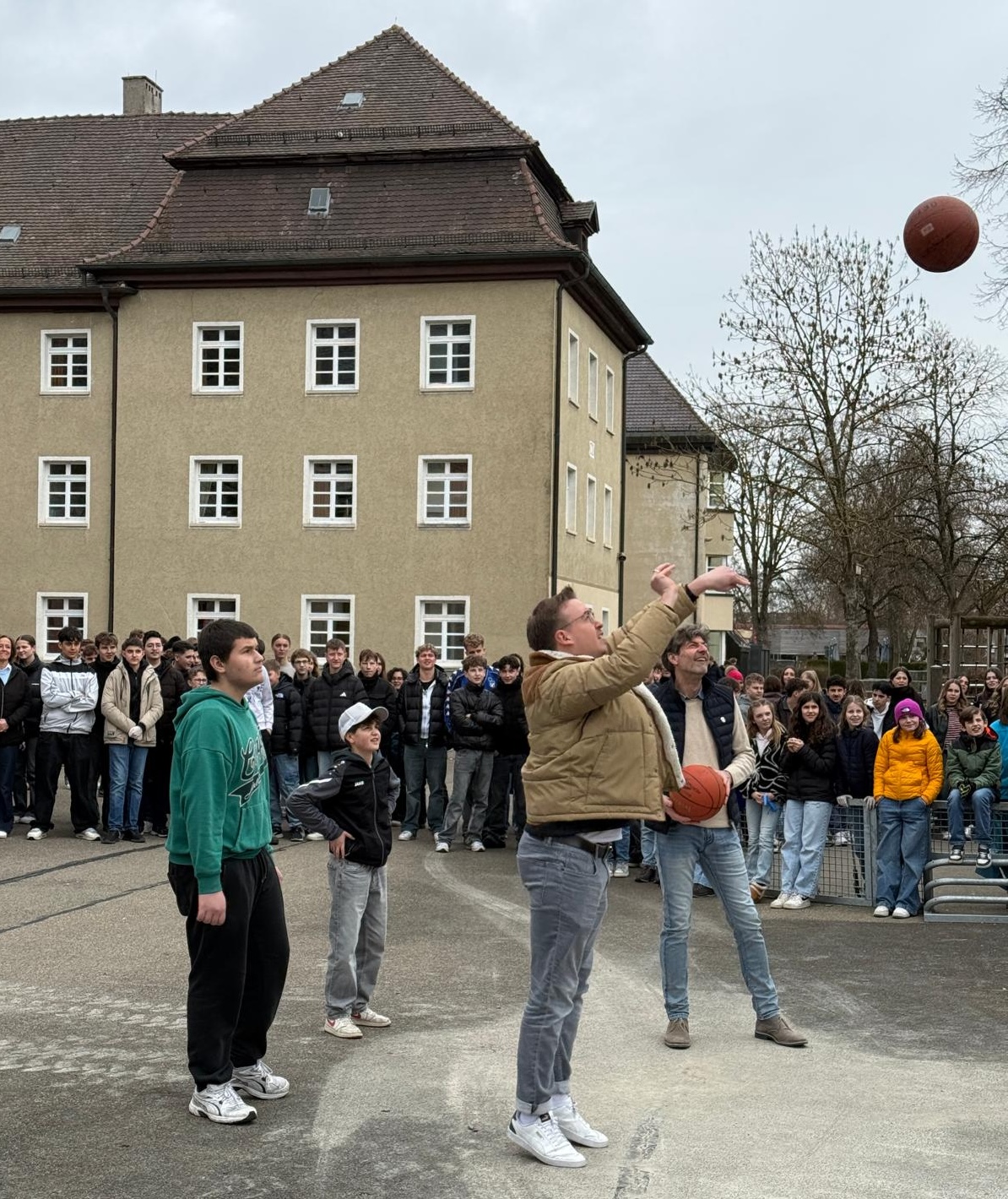 26 03 Einweihung Basketballkorb1