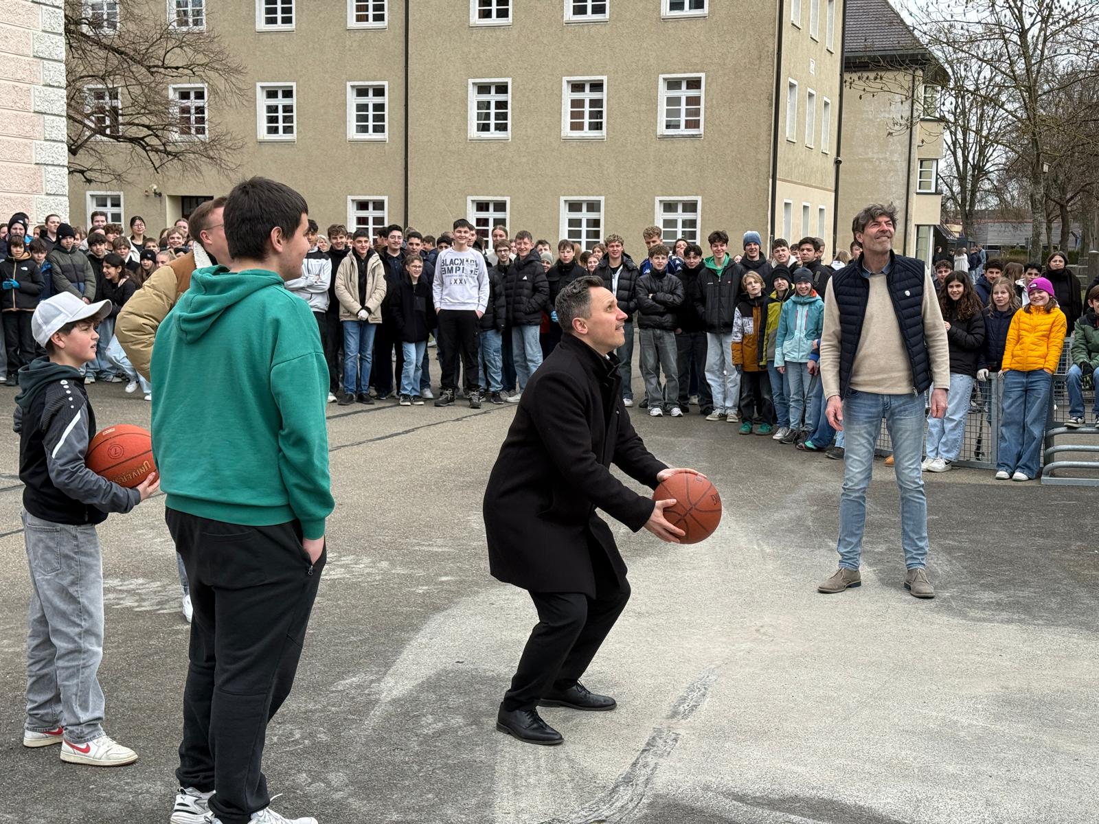 26 03 Einweihung Basketballkorb2