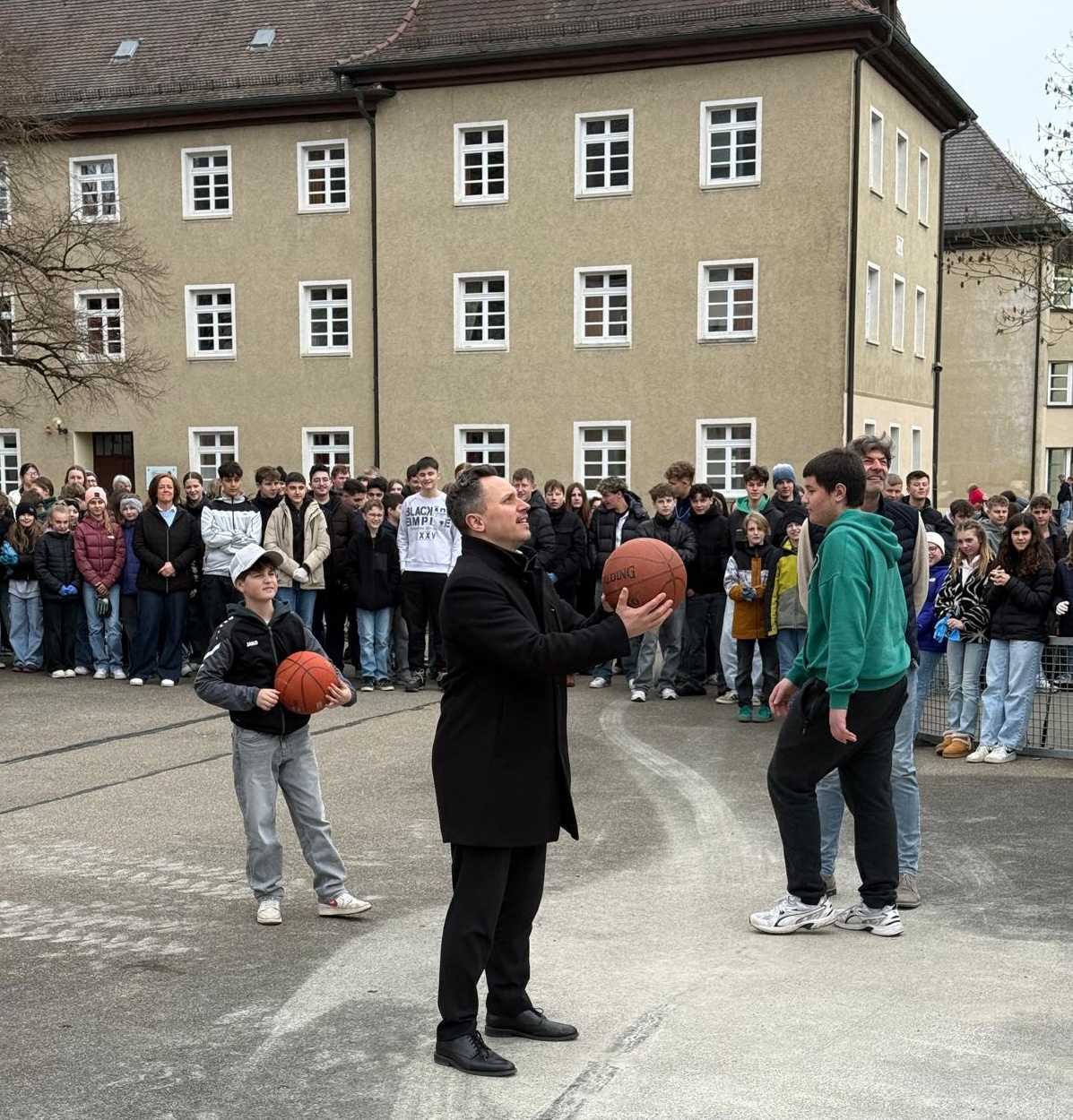 26 03 Einweihung Basketballkorb4
